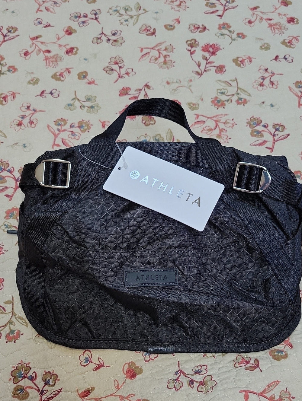 NWT- Athleta ‘Excursion’ Convertible Chest / Waist Bag- Large Version - Picture 4 of 9